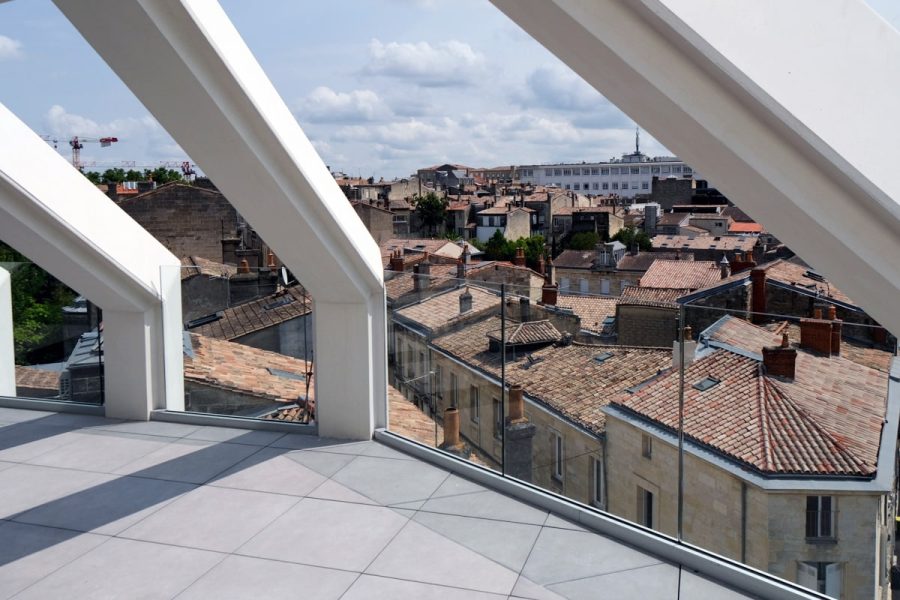 bureaux au dernier étage, balcon terrasse. Immeuble résidence Eterna, 45 rue Charles Marionneau à Bordeaux.